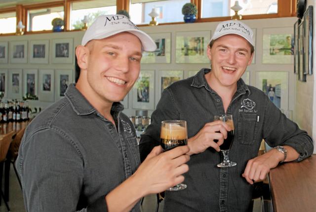 MD Duo består af Martin Dinitzen (tv.) og Dennis Kristensen. I dag udgiver de sangen ”Limfjordsporter”, der er en hyldest til Thisted Bryghus’ klassiker. Privatfoto