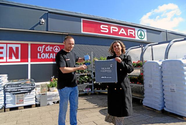 Event- og aktivitetschef Rikke Ejsenhardt byder købmand Dennis Bak, Spar Hjørring, velkommen i Hjørring Handel.
