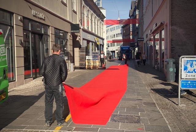 Så bliver de røde løbere rullet ud, og byen gør sig klar til at feste. Foto: Niels Skovmand