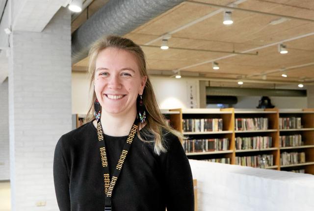 Bibliotekar Maya Maltha Borup vil gerne skabe et fællesskab for børn omkring læsning, og derfor tilbyder hun en Læseklub for Børn på Skagen Bibliotek. Foto: Frederikshavn Bibliotek