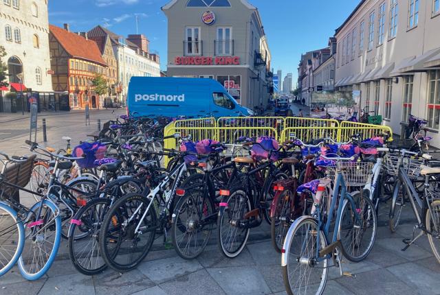 Her torsdag morgen står der masser af cykler i området - i morgen bliver parkeringen fjernet. Foto: Niels Skovmand