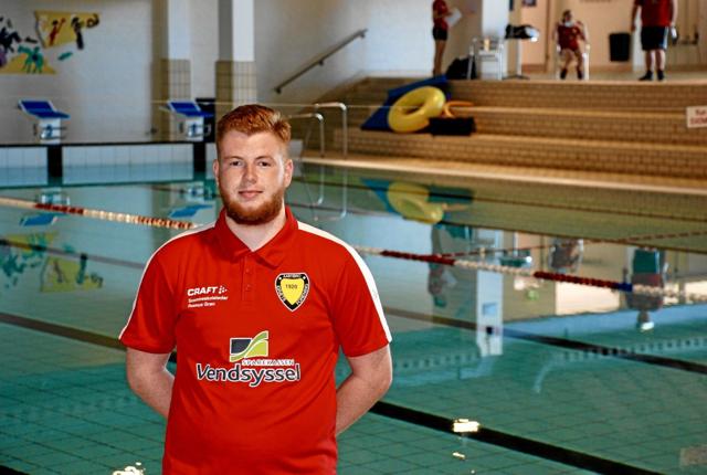 Rasmus Grøn, som er svømmeskoleleder i Aabybro Svømmeklub, er glad for, at der igen må svømmes i DGI Badet. Foto: Bitten Holmsgaard