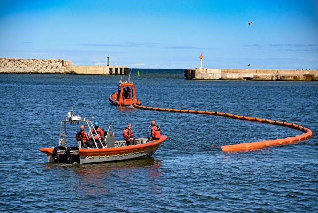 Mandagens øvelser ombefattede bl.a. forsøg med afspærring af Hanstholm Havn med flydespærring mod olieforurening på vej mod havnen. Erfaringen med forsøget blev dog, at til det formål skal der kraftigere grej til. Foto: Ole Iversen