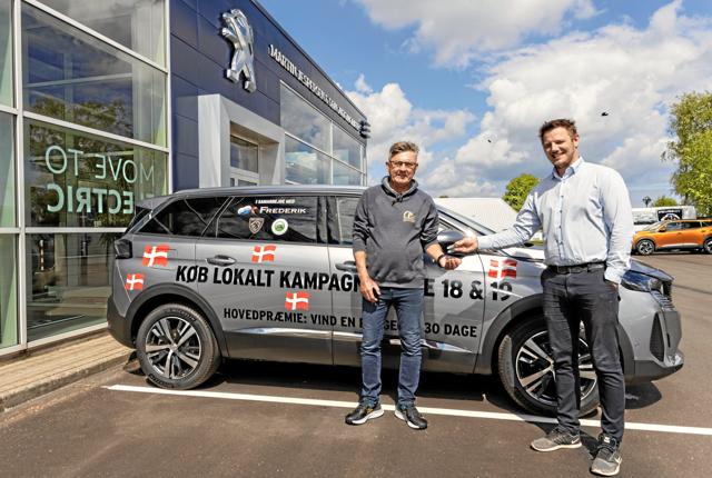 Martin Vestergaard fra Peugeot overrækker her nøglerne til bilen til Karsten Jensen. Foto: Michael Madsen