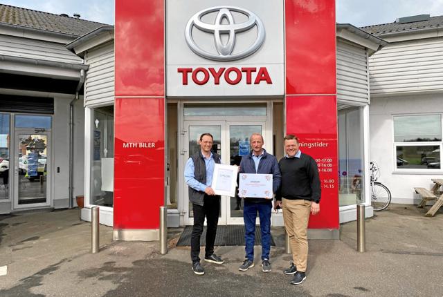 Toyota MTH Biler er blevet?tildelt Toyota Danmarks Værdikæde-pris. Fra venstre er det direktør Kasper Kristensen, eftermarkedsansvarlig Brian Pedersen og salgschef Ulrik Maansen. Privatfoto