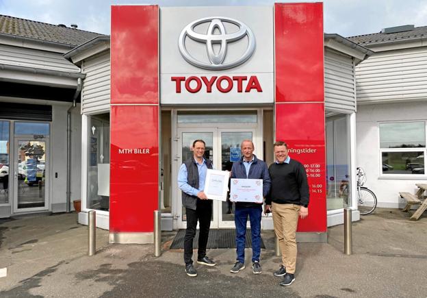 Toyota MTH Biler er blevet?tildelt Toyota Danmarks Værdikæde-pris. Fra venstre er det direktør Kasper Kristensen, eftermarkedsansvarlig Brian Pedersen og salgschef Ulrik Maansen. Privatfoto