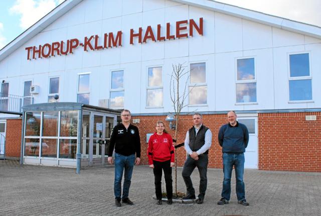 Brian Kirk (t.v.), Karin Nørmølle (m.f.), Bjarke Lauseren (m.f.) og Claus Bennetsen (t.h.) foran Thorup-Klim Hallen, hvor de alle investerer en stor del af deres tid.