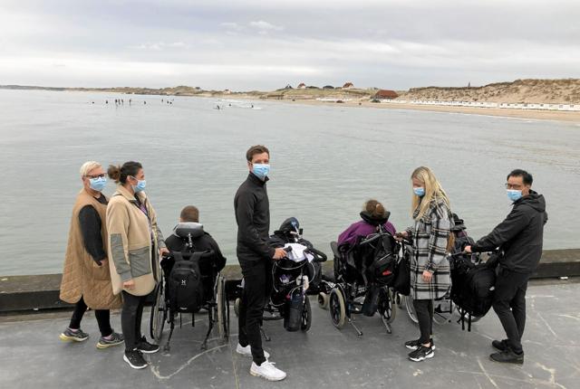Kørestolsbrugere og medarbejdere fra Botilbuddet Aage Holms Vej på udflugt på molen. Foto: Kirsten Olsen