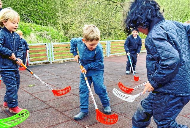 Fire børnehaver har fået floorballudstyr, og der er planer om en turnering til efteråret. Foto: Brønderslev Floorball