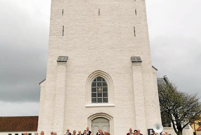 Torsdag øvede Musikkorps Sæby foran Sæby Kirke og på andre lokationer i Sæby og spredte musik og glæde på en i forvejen grå aften. Privatfoto