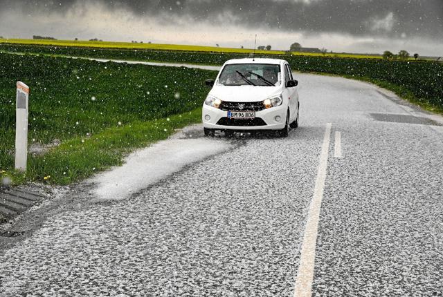 Det haglede så kraftigt på den kun én kilometer lange vejstrækning syd for Hillerslev, at bilisterne holdt ind til siden, indtil uvejret drev over.