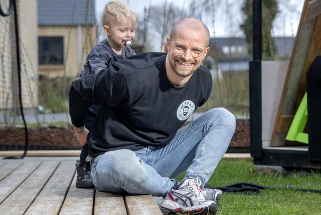 Frederik Leicht Løwe bor i Godthåb med hustruen Catharina og sønnen Vincent på 2,5 år. Foto: Lars Pauli