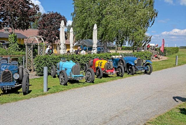 Hr. Weyses bil i ”Badehotellet” vises frem med otte andre biler Pinselørdag i Fjerritslev. Foto: Privatfoto