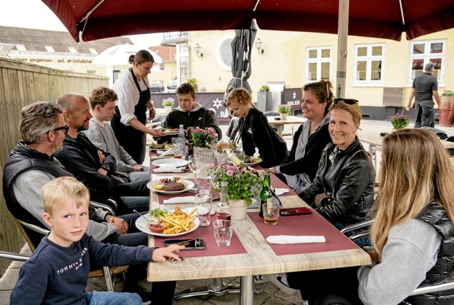 Gæster fra Nordsjælland nyder frokosten på Bodilles Kro. Foto: Peter Jørgensen