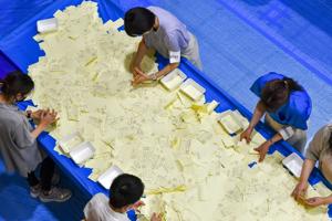 Japans vælgere giver forfatningsreformister flertal