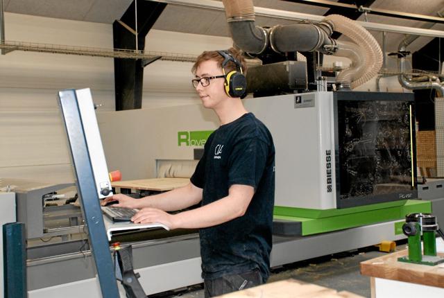 Stefan Jørgensen styrer den nye Biesse Rover A CNC-maskine fra sin skærm. Foto: Bitten Holmsgaard