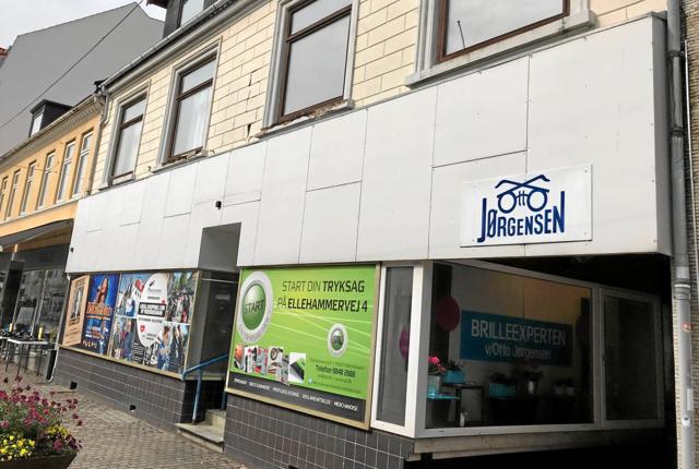De to ældre butikker i Danmarksgade 66 og 68 skal erstattes med ny butiks- og boligejendom i fire-fem etager. Privatfoto