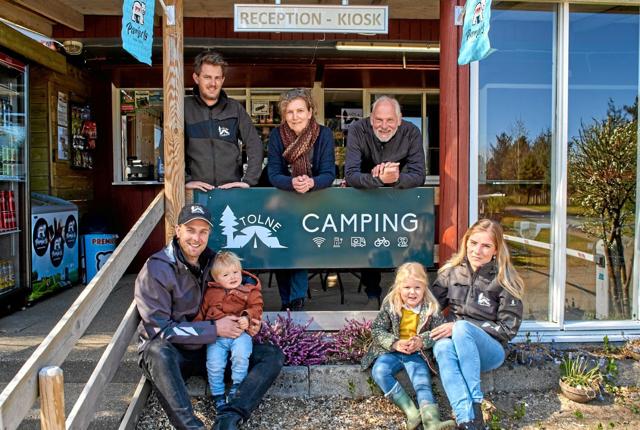 Den hollandske familie, der i fællesskab har købt Tolne Camping, er sønnen Chiem, Gerda og Niels Hamoen samt svigersønnen Simon med Mads og datteren Maaike med Elin. Foto: Niels Helver
