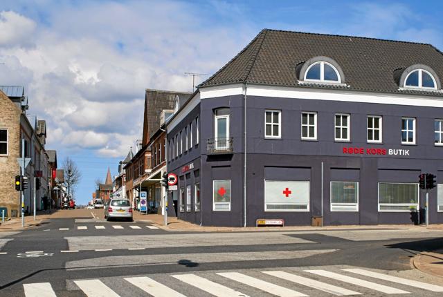 På lørdag slår Røde Kors i Sindal døren op til en ny og flot genbrugsbutik på 186 kvadratmeter. Borgmester Arne Boelt klipper den røde snor klokken 10. Foto: Niels Helver