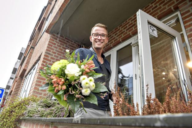 Jonas Jensen sælger eventyrlige blomsterbuketter fra hans altanshop og butik på hjørnet af Vingårdsgade og Jernbanegade. Arkivfoto: Henrik Louis
