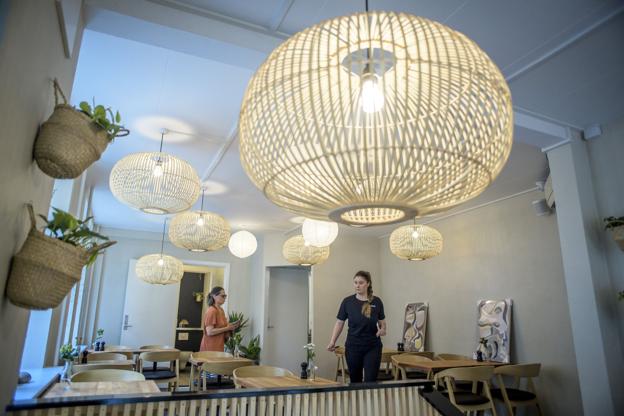 Naturmaterialer og lyse vægge - Café Luna har fået et nordisk og moderne udtryk. Foto: Martin Damgård