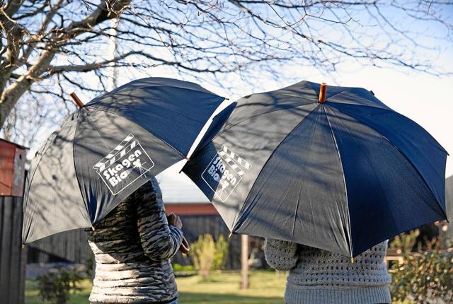 Nu sælger de frivillige kræfter bag Skagen Bio ud af deres paraplysamling for at hjælpe med tabet under coronapandemien.