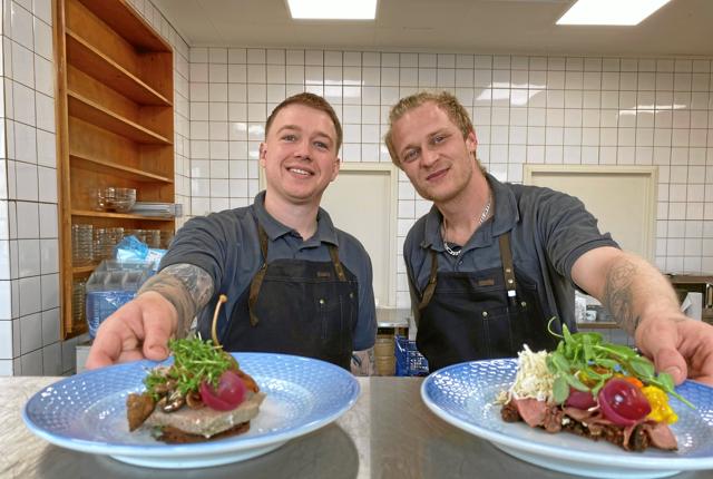 Godt teamwork. To nye kokke - Peter Sten og Thomas Sindvald - er ansat i køkkenet hos Topholt&Andersen.