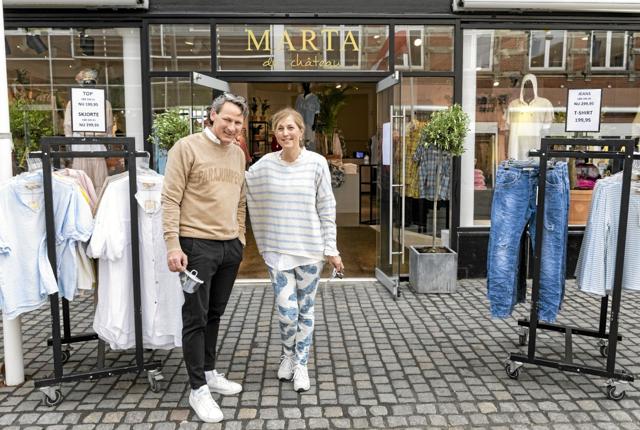 Jannike og Peer Buch Sørensen byder velkommen i den nye butik. Foto: Michael Madsen