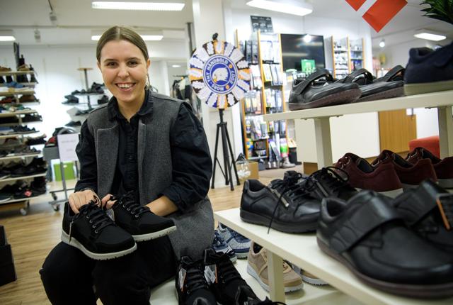 Julie Josefsen holder sin fagprøve hos Bettina Sko i Nykøbing i denne uge. Hun har sat sig grundigt ind i emnet om sko, der er gode for folk med vanskelige fødder.