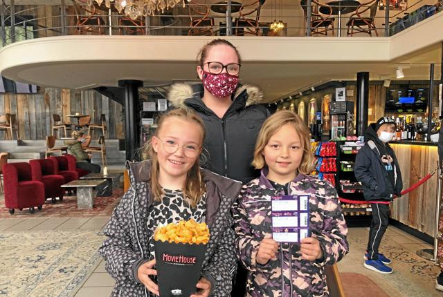 Tanja Dahl med datteren Stella og dennes veninde Liva - trioen glædede sig til hygge i biografens mørke.