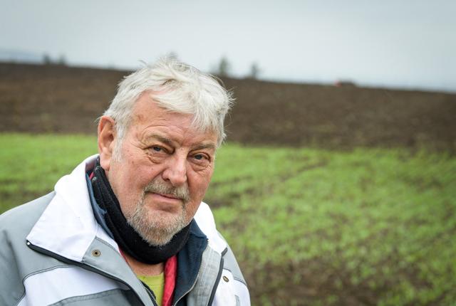 Aage Brusgaard vil have mere natur på Mors. Derfor planter han tre hektarer jord til med 20 forskellige træsorter ved sit hjem på Nr. Dråbyvej.