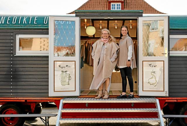 Helle Westmark og Heidi Riise, fra butikken Benedikte Utzon, på Sct. Laurentiivej i Skagen, kan du også møde i den spændende cirkusvogn.