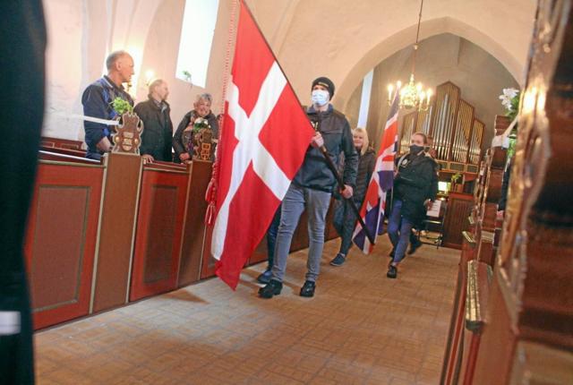 Dannebrog og Union Jack bæres ind af spejdere fra Aarestrup til tonerne af Prins Jørgens March. Privatfoto
