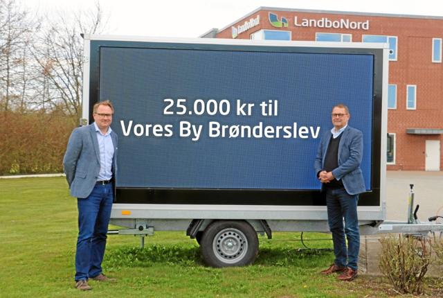 Direktør for LandboNord, Uffe Bertelsen (t.v.) og projektleder i Vores By Brønderslev Michael Vittrup under doneringen. Privatfoto