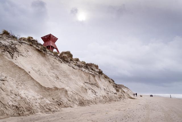 Tendensen med strandræs på Blokhus Strand er stigende, oplyser Nordjyllands Politi, som intensiverer indsatsen det næste stykke tid. Arkivfoto: Martin Damgård