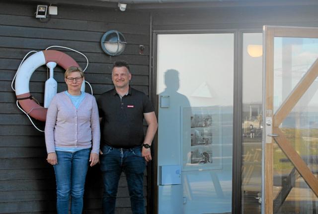 Else Thorhauge og Tommy Nielsen er de nye forpagtere af Havnecaféen Attrup. Foto: Ida Mehl Agerholm