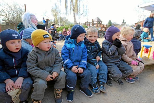 Ved jubilæet, der foregik udendørs, blev alle børn samlet omkring den store sandkasse. Foto: Jørgen Ingvardsen