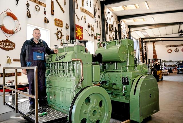 Det er Skagen-fiskeren Henning Kjeldsen, der åbner op for en imponerende samling af motorer, maskiner og maritime genstande i hallen på Jollevej. Foto: Peter Jørgensen