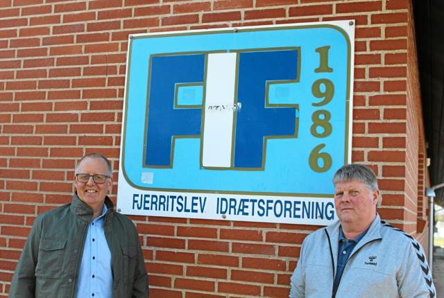 Hovedformand Henrik Jensen (t.v.) og FIF Fodbolds bestyrelsesformand, Søren Jensen (t.h.) ser frem til at fejre Fjerritslev Idrætsforening næste år. Foto: Ida Mehl Agerholm