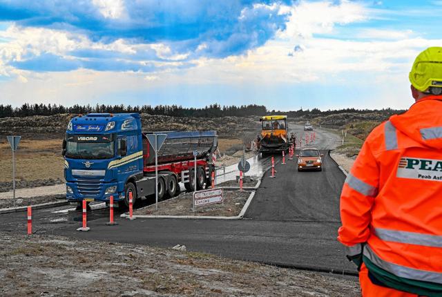 En mindre hær af asfaltfolk er i disse dage ved at lægge 2000 tons asfalt i den nye rundkørsel ved Vorupør. Foto: Ole Iversen