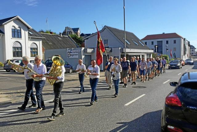 Flot ser det ud, når skydebrødrene i Hadsund Skyttelaug i samlet flok marcherer gennem Hadsund for fuld musik. Privatfoto