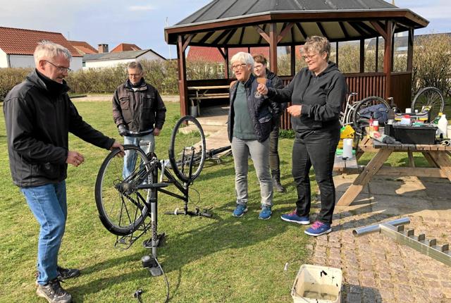 Henning Erhardsen (til venstre) viste og forklarede deltagerene, hvordan man let selv lapper sin cykel. Det sker igen lørdag den 1. maj på Markedspladsen. Foto: Kirsten Olsen