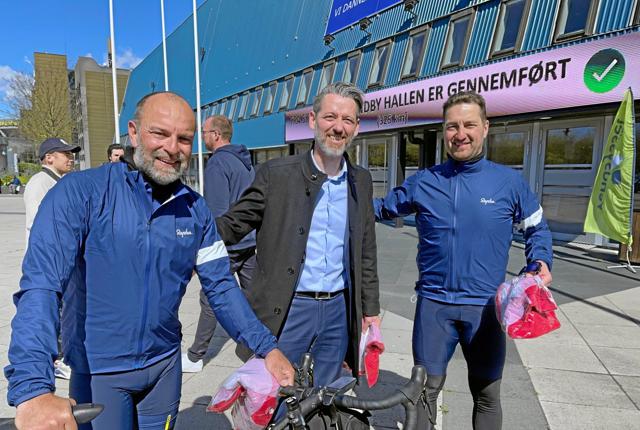 Turen blev en succes. Her ses fra venstre hjælperytter Thomas Ravn, Poul Broberg, chef for Public Affairs i DIF,  og holdkaptajn Allan Kolbro Nielsen