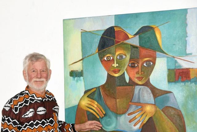 Frede Hansen står her ved siden af et maleri af Kizio Maria Kasule fra Uganda. Foto: Privatfoto
