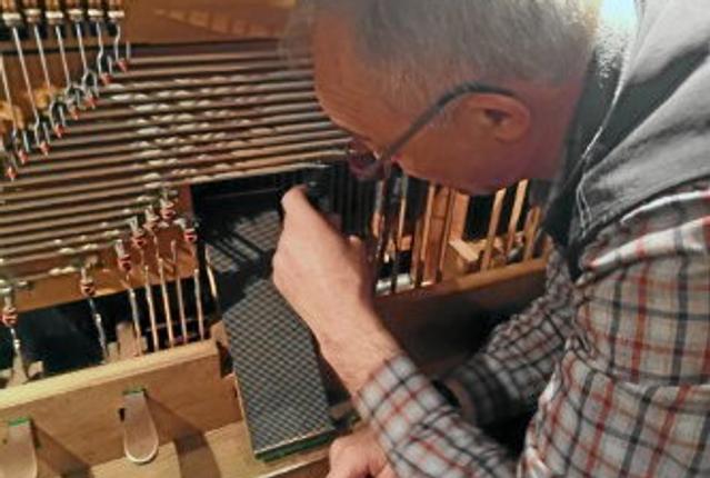 Orgelbygger Kim Jensen fra Frobenius Orgelbyggeri er i fuld gang med at efterse kirkeorglet i Hellevad Kirke. Privatfoto