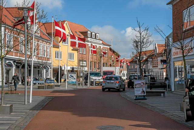 Flagene var oppe i hovedgaden i Løgstør, onsdag, for at markere, at restaurationer og værtshuse nu igen er åbne. Foto: Mogens Lynge