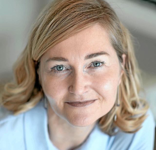 Britt Nørbak er journalist, redaktør og forfatter. Siden 1997 har hun arbejdet som freelancejournalist, og fra 2012-18 var hun chefredaktør hos Dansk Brystkræft Organisation. Hun debuterede som orfatter i 2011.INSTINKT er hendes første roman. PR-foto