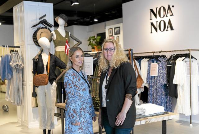 Maria Rose og Charlotte Larsen glæder sig over den rigtige Noa Noa forretning nu er åben. Foto: Michael Madsen