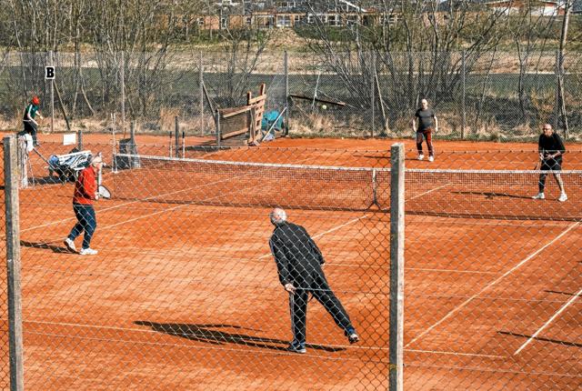 Søndagens gode vejr tiltrak mange af tennisklubbens medlemmer til spil på banerne. Foto: Niels Helver