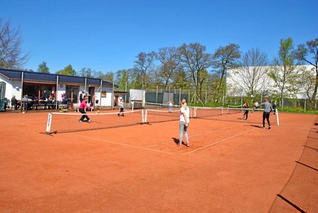 Lørdag bliver der mulighed for at prøve kræfter med tennisketsjer og bold, når Hadsund Tennisklub inviterer til åbent hus på det lokale tennisanlæg.  Privatfoto